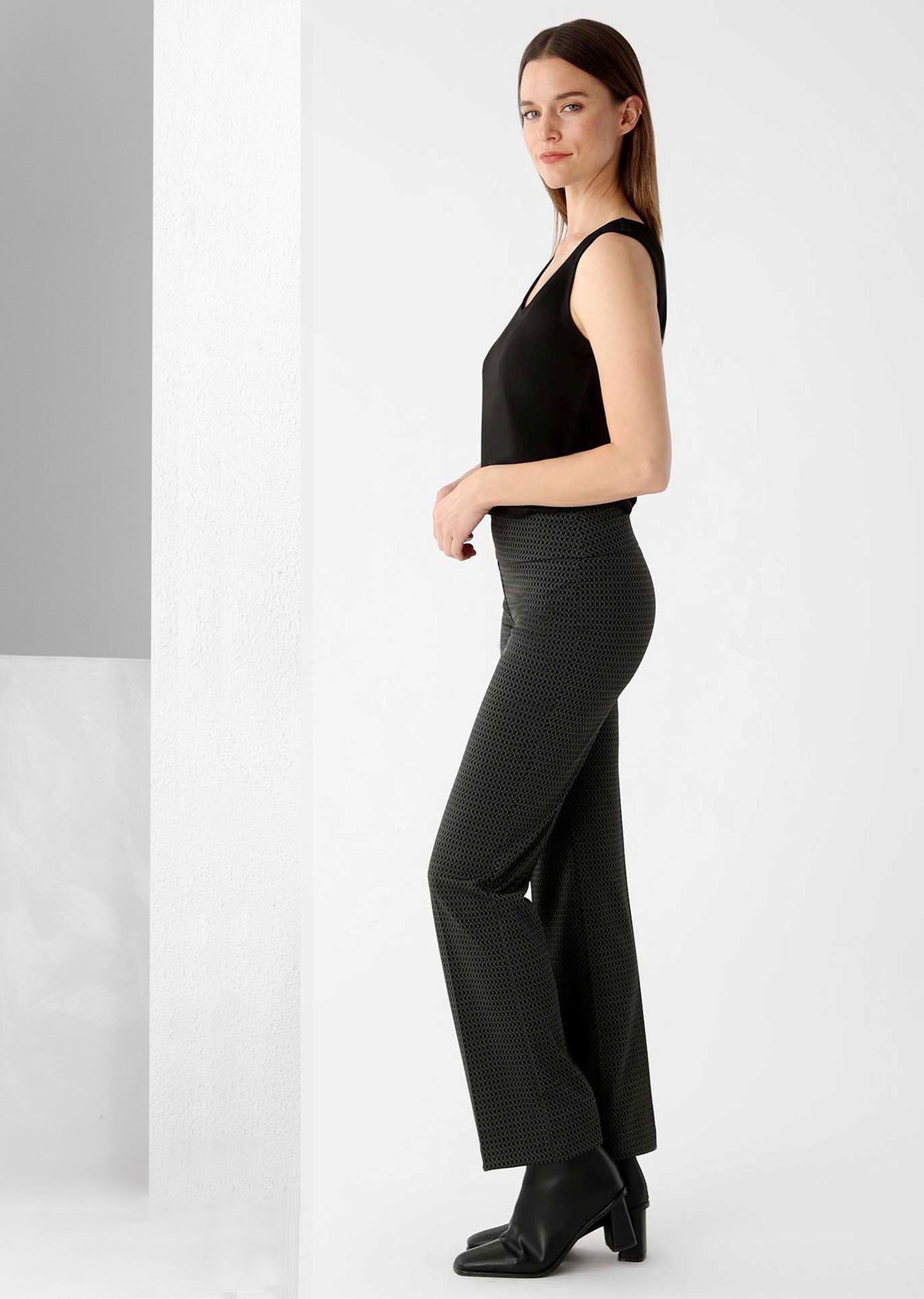 Issette High waisted high-waisted black trousers.